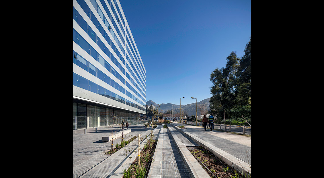 Edificio de la oficina Beneplus desde la calle, con cordillera de los Andes al fondo