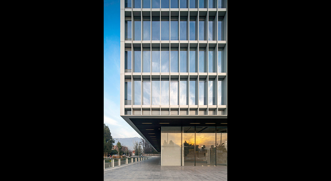 Detalle de la fachada del edificio en Las Condes, Santiago